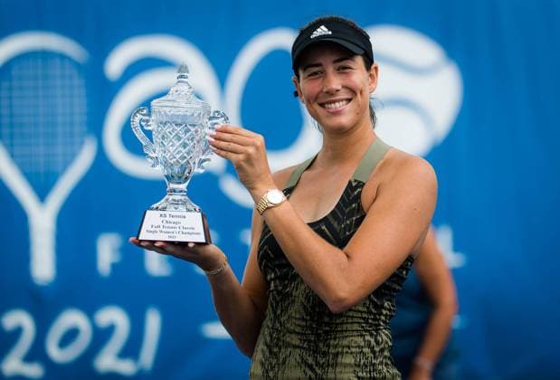 Bilder des Jahres 2021, Sport 10 Oktober Sport Themen der Woche KW39 October 3, 2021, CHICAGO, UNITED STATES: Garbine Muguruza of Spain with the champions trophy after winning the final of the 2021 Chicago Fall Tennis Classic WTA, Tennis Damen 500 tennis tournament CHICAGO UNITED STATES - ZUMAa181 20211003_zaa_a181_174 Copyright: xRobxPrangex