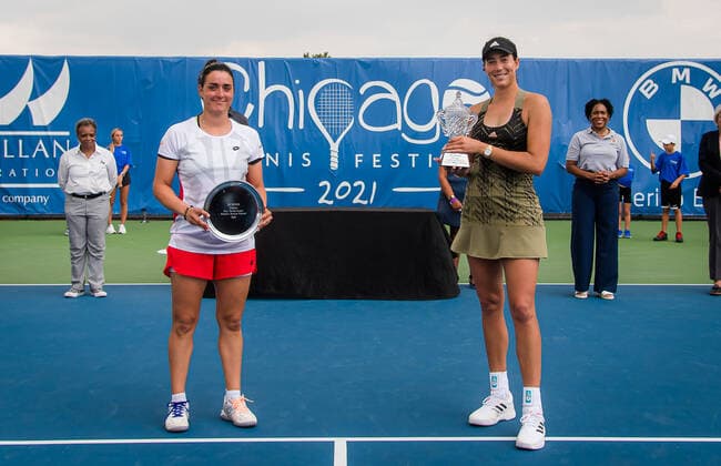 October 3, 2021, CHICAGO, UNITED STATES: Ons Jabeur of Tunisia & Garbine Muguruza of Spain after the final of the 2021 Chicago Fall Tennis Classic WTA, Tennis Damen 500 tennis tournament CHICAGO UNITED STATES - ZUMAa181 20211003_zaa_a181_176 Copyright: xRobxPrangex
