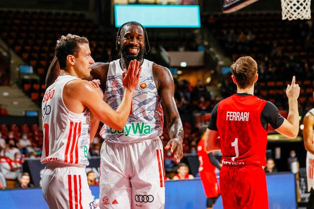 links Zan Sisko (Bayern München, 31) rechts Othello Hunter (Bayern München, 08) Pokal-Halbfinale FC Bayern München - Brose Bamberg - - easyCredit-BBL - magentaSPORT BBL Pokal - Basketball Saison 2021 22 - 03.10.2020 Audi Dome author. Copyright: DanielxLöb