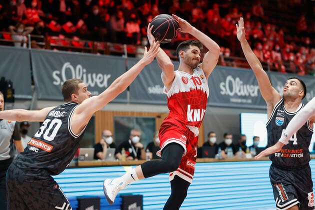 03.10.2021, Basketball, Magenta BBL Pokal, 2021, 2022, Achtelfinale, s.Oliver Wuerzburg - SYNTAINICS MBC, GER, Wuerzburg, s.Oliver Arena Bild: v. li. Jakub Garbacz (MBC, Luciano Parodi (s.Oliver Wuerzburg) und Nikola Rebic (MBC) Copyright: HMBxMedia xHeikoxBecker