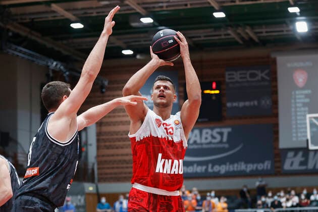 03.10.2021, Basketball, Magenta BBL Pokal, 2021, 2022, Achtelfinale, s.Oliver Wuerzburg - SYNTAINICS MBC, GER, Wuerzburg, s.Oliver Arena Bild: v. li. Johannes Richter (MBC) und Filip Stanic (s.Oliver Wuerzburg) Copyright: HMBxMedia xHeikoxBecker