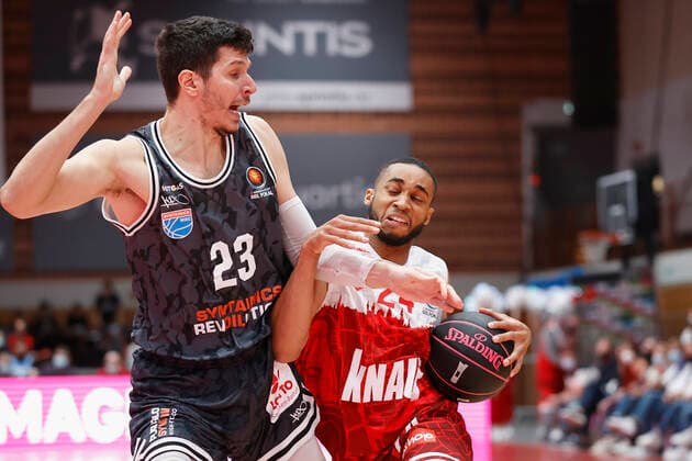 03.10.2021, Basketball, Magenta BBL Pokal, 2021, 2022, Achtelfinale, s.Oliver Wuerzburg - SYNTAINICS MBC, GER, Wuerzburg, s.Oliver Arena Bild: v. li. Goran Huskic (MBC) und Cameron Hunt (s.Oliver Wuerzburg) Copyright: HMBxMedia xHeikoxBecker