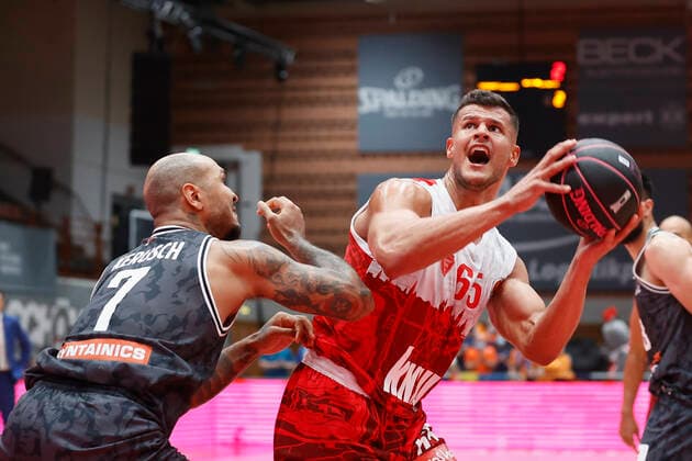 03.10.2021, Basketball, Magenta BBL Pokal, 2021, 2022, Achtelfinale, s.Oliver Wuerzburg - SYNTAINICS MBC, GER, Wuerzburg, s.Oliver Arena Bild: v. li. Sergio Kerusch (MBC) und Filip Stanic (s.Oliver Wuerzburg) Copyright: HMBxMedia xHeikoxBecker