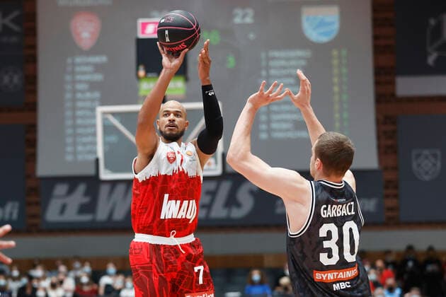 03.10.2021, Basketball, Magenta BBL Pokal, 2021, 2022, Achtelfinale, s.Oliver Wuerzburg - SYNTAINICS MBC, GER, Wuerzburg, s.Oliver Arena Bild: v. li. Alex King (s.Oliver Wuerzburg) und Jakub Garbacz (MBC) Copyright: HMBxMedia xHeikoxBecker