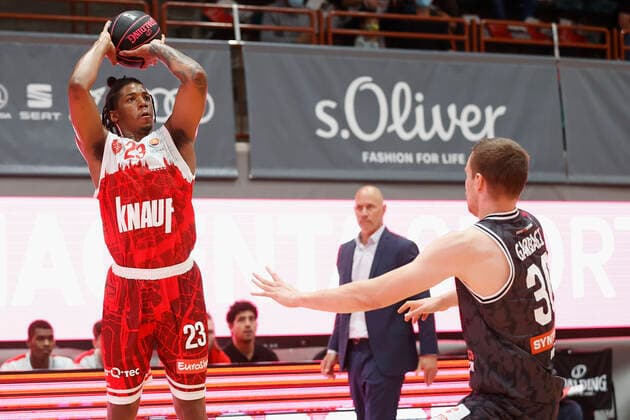 03.10.2021, Basketball, Magenta BBL Pokal, 2021, 2022, Achtelfinale, s.Oliver Wuerzburg - SYNTAINICS MBC, GER, Wuerzburg, s.Oliver Arena Bild: v. li. Desi Rodriguez (s.Oliver Wuerzburg) und Jakub Garbacz (MBC) Copyright: HMBxMedia xHeikoxBecker