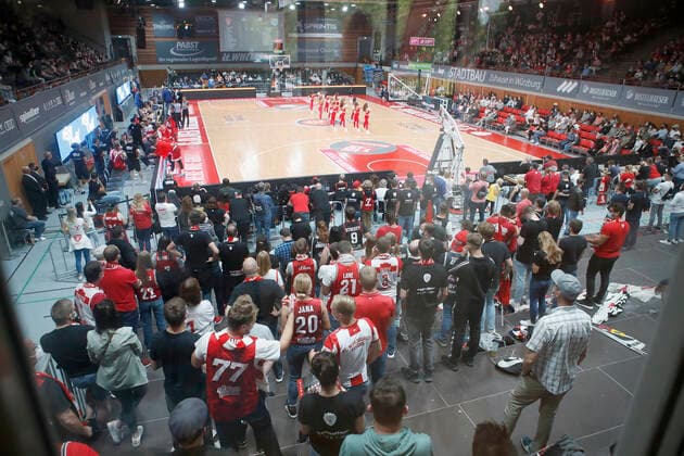03.10.2021, Basketball, Magenta BBL Pokal, 2021, 2022, Achtelfinale, s.Oliver Wuerzburg - SYNTAINICS MBC, GER, Wuerzburg, s.Oliver Arena Bild: v. li. Wieder Zuschauer in der Halle Copyright: HMBxMedia xHeikoxBecker