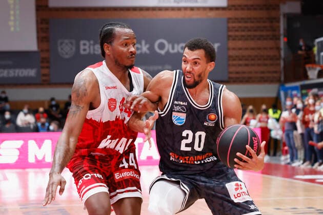 03.10.2021, Basketball, Magenta BBL Pokal, 2021, 2022, Achtelfinale, s.Oliver Wuerzburg - SYNTAINICS MBC, GER, Wuerzburg, s.Oliver Arena Bild: v. li. William Buford (s.Oliver Wuerzburg) und Jamel Morris (MBC) Copyright: HMBxMedia xHeikoxBecker