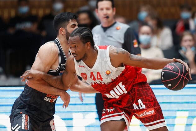 03.10.2021, Basketball, Magenta BBL Pokal, 2021, 2022, Achtelfinale, s.Oliver Wuerzburg - SYNTAINICS MBC, GER, Wuerzburg, s.Oliver Arena Bild: v. li. Behnam Yakhchali (MBC) und William Buford (s.Oliver Wuerzburg) Copyright: HMBxMedia xHeikoxBecker