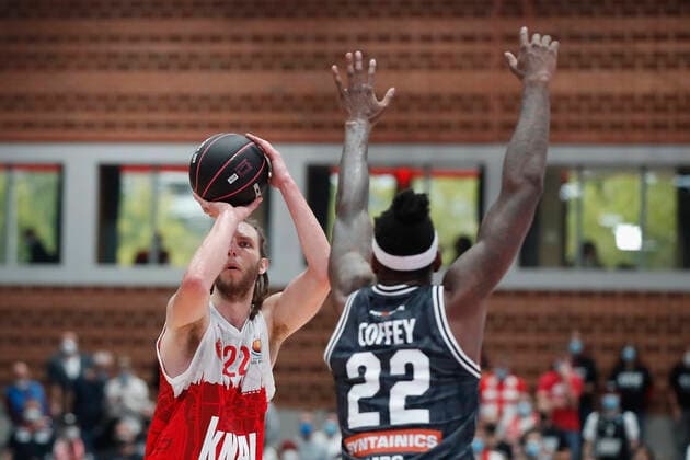 03.10.2021, Basketball, Magenta BBL Pokal, 2021, 2022, Achtelfinale, s.Oliver Wuerzburg - SYNTAINICS MBC, GER, Wuerzburg, s.Oliver Arena Bild: v. li. Craig Moller (s.Oliver Wuerzburg) und Chris Coffey (MBC) Copyright: HMBxMedia xHeikoxBecker