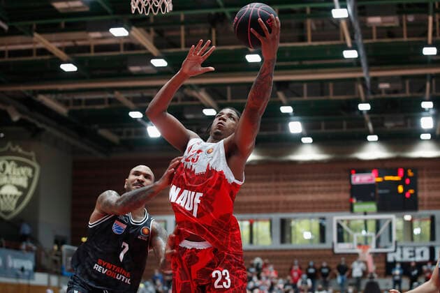 03.10.2021, Basketball, Magenta BBL Pokal, 2021, 2022, Achtelfinale, s.Oliver Wuerzburg - SYNTAINICS MBC, GER, Wuerzburg, s.Oliver Arena Bild: v. li. Sergio Kerusch (MBC) und Desi Rodriguez (s.Oliver Wuerzburg) Copyright: HMBxMedia xHeikoxBecker