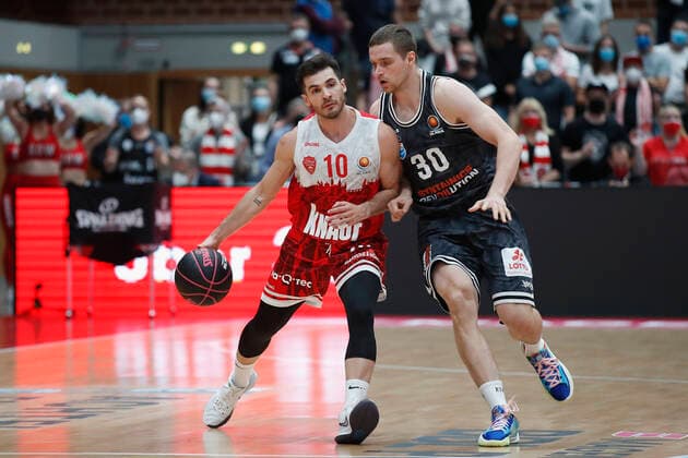 03.10.2021, Basketball, Magenta BBL Pokal, 2021, 2022, Achtelfinale, s.Oliver Wuerzburg - SYNTAINICS MBC, GER, Wuerzburg, s.Oliver Arena Bild: v. li. Luciano Parodi (s.Oliver Wuerzburg) und Jakub Garbacz (MBC) Copyright: HMBxMedia xHeikoxBecker
