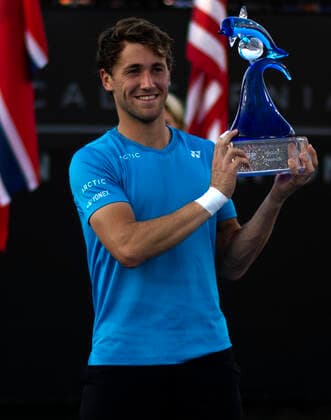 October 3, 2021, San Diego, California, USA: CASPER RUUD of Norway hoists the trophy awarded to him for winning the final singles match against Cameron Norrie of Great Britain at the San Diego Open tennis tournament. San Diego USA - ZUMAb202 20211003_znp_b202_012 Copyright: xDavidxBarakx