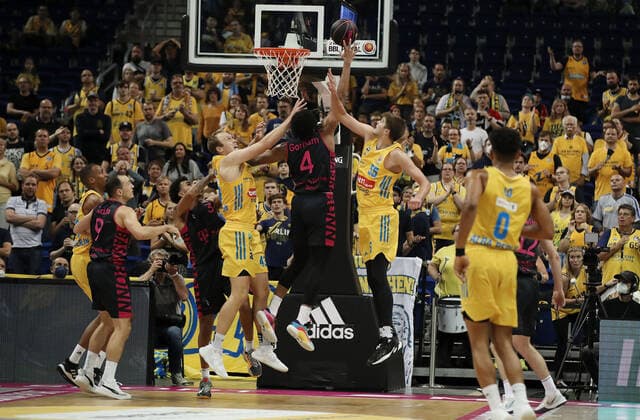 Luke Sikma, Justin Gorham, Ben Lammers Aktion Spielszene Zweikampf Basketball BBL Pokal Achtelfinale Bundesliga Herren Saison 2021 2022 03.10.2021 ALBA Berlin vs. Telekom Baskets Bonn