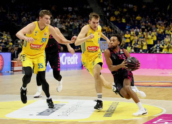 Ben Lammers, Malte Delow, Parker Jackson Cartwright Aktion Spielszene Zweikampf Humor Basketball BBL Pokal Achtelfinale Bundesliga Herren Saison 2021 2022 03.10.2021 ALBA Berlin vs. Telekom Baskets Bonn