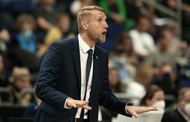 Trainer Tuomas Iisalo zeigend, gestikulierend Aktion Oberkoerper Oberkörper Basketball BBL Pokal Achtelfinale Bundesliga Herren Saison 2021 2022 03.10.2021 ALBA Berlin vs. Telekom Baskets Bonn