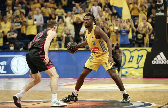 Skyler Bowlin, Jaleen Smith Aktion Spielszene Zweikampf Basketball BBL Pokal Achtelfinale Bundesliga Herren Saison 2021 2022 03.10.2021 ALBA Berlin vs. Telekom Baskets Bonn