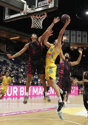 Tyson Ward, Yovel Zoosman, Jeremy Morgan Aktion Spielszene Zweikampf Basketball BBL Pokal Achtelfinale Bundesliga Herren Saison 2021 2022 03.10.2021 ALBA Berlin vs. Telekom Baskets Bonn