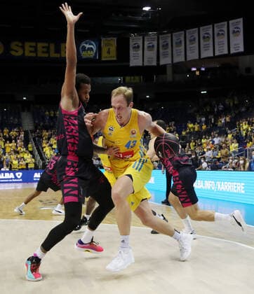 Justin Gorham, Luke Sikma Aktion Spielszene Zweikampf Basketball BBL Pokal Achtelfinale Bundesliga Herren Saison 2021 2022 03.10.2021 ALBA Berlin vs. Telekom Baskets Bonn