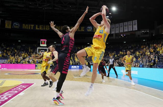 Justin Gorham, Luke Sikma Aktion Spielszene Zweikampf Basketball BBL Pokal Achtelfinale Bundesliga Herren Saison 2021 2022 03.10.2021 ALBA Berlin vs. Telekom Baskets Bonn