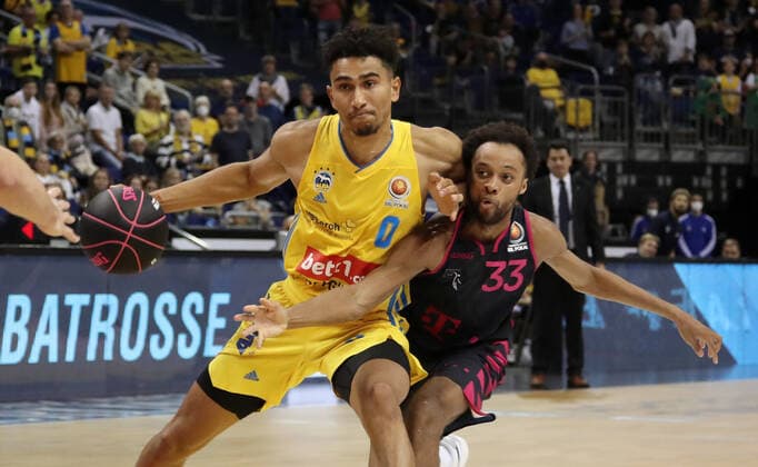 Maodo Lo, Parker Jackson Cartwright Aktion Spielszene Zweikampf Basketball BBL Pokal Achtelfinale Bundesliga Herren Saison 2021 2022 03.10.2021 ALBA Berlin vs. Telekom Baskets Bonn