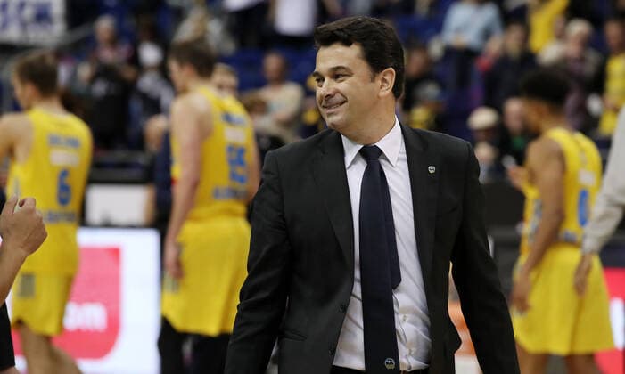 Trainer Israel Gonzales lachend nach Spielende Basketball BBL Pokal Achtelfinale Bundesliga Herren Saison 2021 2022 03.10.2021 ALBA Berlin vs. Telekom Baskets Bonn