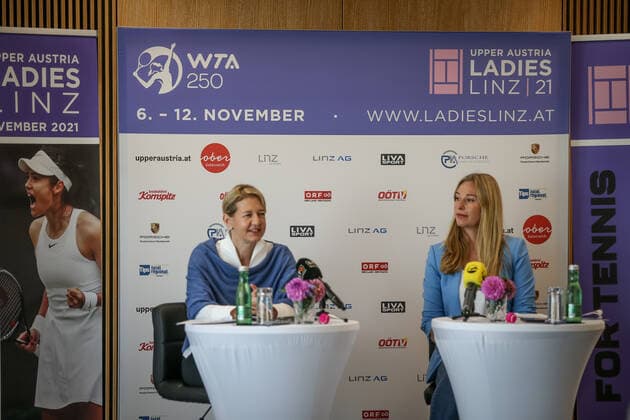 TENNIS - WTA, Tennis Damen Upper Austria Ladies Linz LINZ,AUSTRIA,04.OCT.21 - TENNIS - WTA Tour, Upper Austria Ladies Linz, press conference, PK, Pressekonferenz Image shows Sandra Reichel (Upper Austria Ladies) and tournament ambassador Barbara Schett .  GEPAxpictures xManfredxBinder