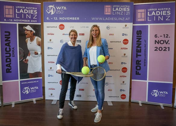 TENNIS - WTA, Tennis Damen Upper Austria Ladies Linz LINZ,AUSTRIA,04.OCT.21 - TENNIS - WTA Tour, Upper Austria Ladies Linz, press conference, PK, Pressekonferenz Image shows Sandra Reichel (Upper Austria Ladies) and tournament ambassador Barbara Schett.  GEPAxpictures xManfredxBinder