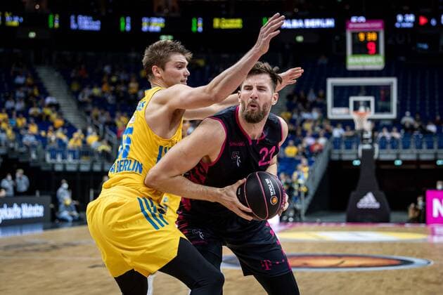 Basketball Berlin 03.10.2021 Saison 2021 2022 MagentaSport BBL Pokal Achtelfinale Leon Kratzer (Bonn, No.21) Ben Lammers (Alba Berlin, No.55)