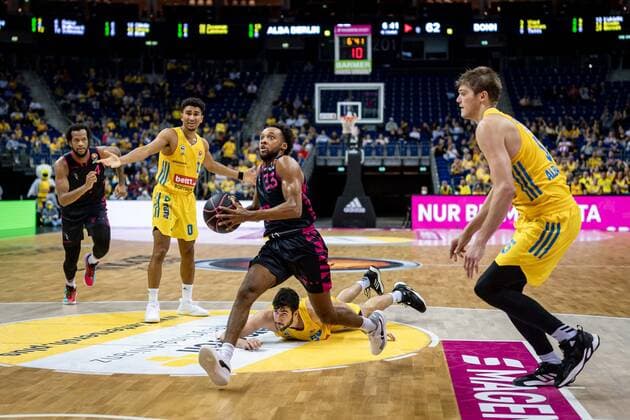 Basketball Berlin 03.10.2021 Saison 2021 2022 MagentaSport BBL Pokal Achtelfinale Parker Jackson-Cartwright (Bonn, No.33) Javel Zoosman (Alba Berlin, No.50) am Boden Ben Lammers (Alba Berlin, No.55) re. Maodo Lo (Alba Berlin, No.00)