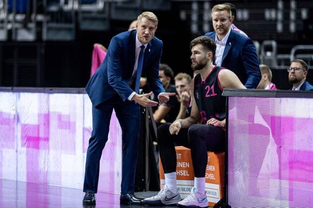 Basketball Berlin 03.10.2021 Saison 2021 2022 MagentaSport BBL Pokal Achtelfinale Tuomas Iisalo (Bonn, Trainer) Leon Kratzer (Bonn, No.21)