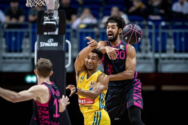 Basketball Berlin 03.10.2021 Saison 2021 2022 MagentaSport BBL Pokal Achtelfinale Maodo Lo (Alba Berlin, No.00) Jeremy Morgan (Bonn, No.20)