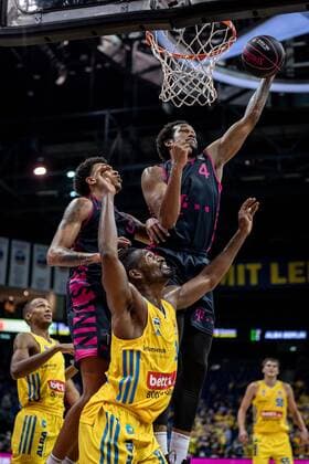 Basketball Berlin 03.10.2021 Saison 2021 2022 MagentaSport BBL Pokal Achtelfinale Justin Gorham (Bonn, No.04) Tyson Ward (Bonn, No.03) Jaleen Smith (Alba Berlin, No.03)