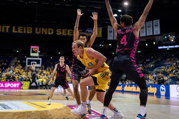 Basketball Berlin 03.10.2021 Saison 2021 2022 MagentaSport BBL Pokal Achtelfinale Luke Sikma (Alba Berlin, No.43) Justin Gorham (Bonn, No.04) Tyson Ward (Bonn, No.03)