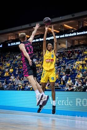 Basketball Berlin 03.10.2021 Saison 2021 2022 MagentaSport BBL Pokal Achtelfinale Louis Olinde (Alba Berlin, No.19) Skyler Bowlin (Bonn, No.12)
