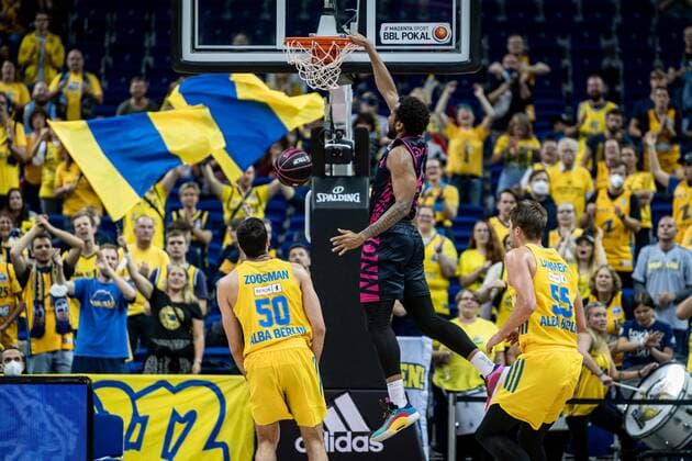 Basketball Berlin 03.10.2021 Saison 2021 2022 MagentaSport BBL Pokal Achtelfinale Justin Gorham (Bonn, No.04) Javel Zoosman (Alba Berlin, No.50)