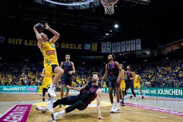 Basketball Berlin 03.10.2021 Saison 2021 2022 MagentaSport BBL Pokal Achtelfinale Luke Sikma (Alba Berlin, No.43) Leon Kratzer (Bonn, No.21)
