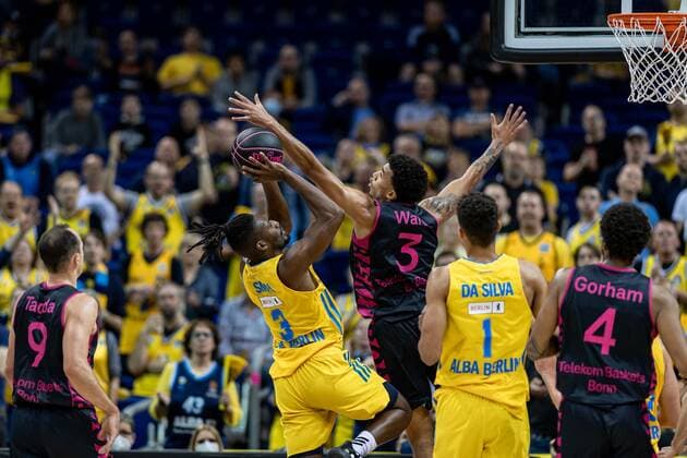 Basketball Berlin 03.10.2021 Saison 2021 2022 MagentaSport BBL Pokal Achtelfinale Jaleen Smith (Alba Berlin, No.03) Tyson Ward (Bonn, No.03)