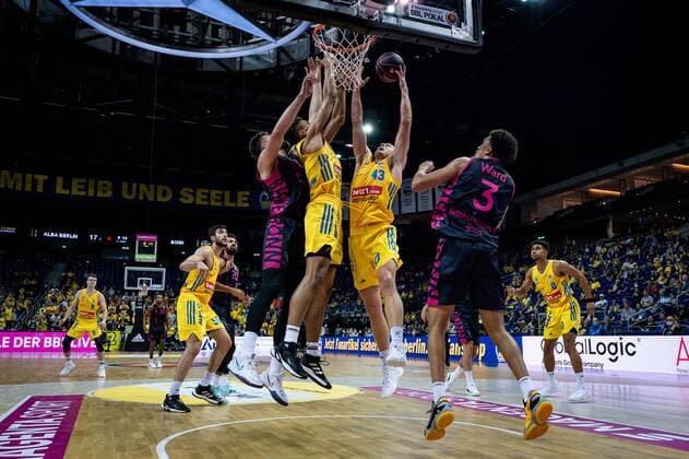 Basketball Berlin 03.10.2021 Saison 2021 2022 MagentaSport BBL Pokal Achtelfinale Luke Sikma (Alba Berlin, No.43) Oscar Da Silva (Alba Berlin, No.01) Tyson Ward (Bonn, No.03) Leon Kratzer (Bonn, No.21)