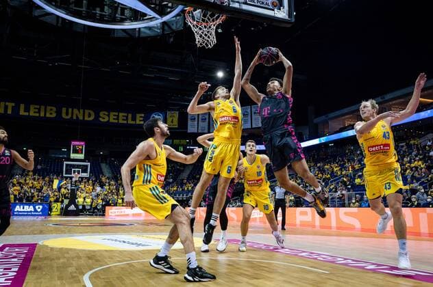 Basketball Berlin 03.10.2021 Saison 2021 2022 MagentaSport BBL Pokal Achtelfinale Tyson Ward (Bonn, No.03) Malte Delow (Alba Berlin, No.06) Javel Zoosman (Alba Berlin, No.50) li. Luke Sikma (Alba Berlin, No.43) re.