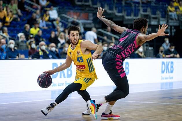 Basketball Berlin 03.10.2021 Saison 2021 2022 MagentaSport BBL Pokal Achtelfinale Tamir Blatt (Alba Berlin, No.45) Justin Gorham (Bonn, No.04)