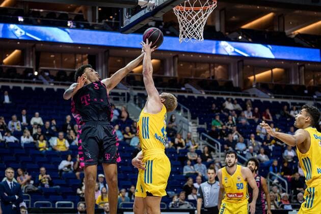Basketball Berlin 03.10.2021 Saison 2021 2022 MagentaSport BBL Pokal Achtelfinale Tyson Ward (Bonn, No.03) Luke Sikma (Alba Berlin, No.43)