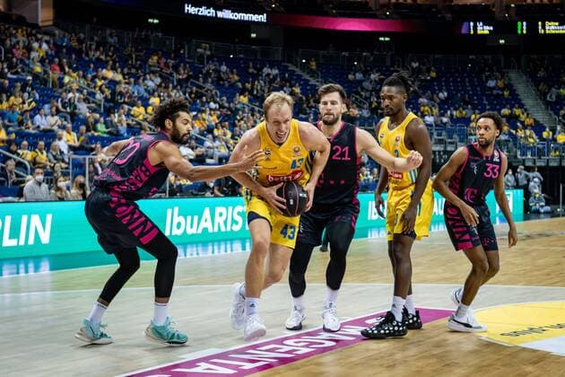Basketball Berlin 03.10.2021 Saison 2021 2022 MagentaSport BBL Pokal Achtelfinale Luke Sikma (Alba Berlin, No.43) Jeremy Morgan (Bonn, No.20) li. Leon Kratzer (Bonn, No.21)