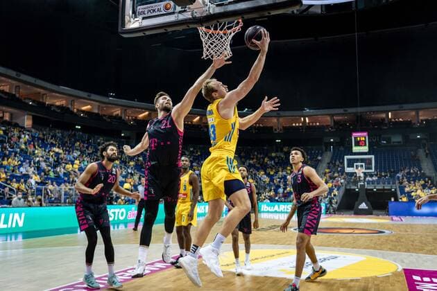Basketball Berlin 03.10.2021 Saison 2021 2022 MagentaSport BBL Pokal Achtelfinale Luke Sikma (Alba Berlin, No.43) Leon Kratzer (Bonn, No.21)