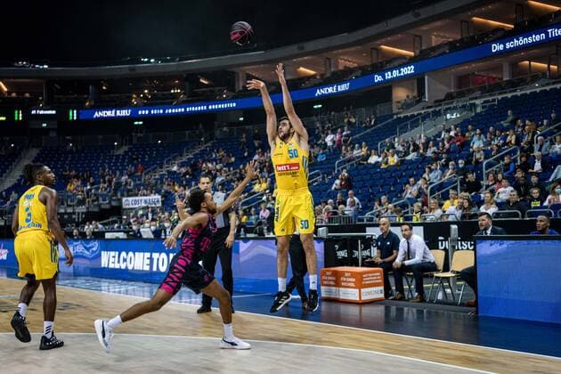 Basketball Berlin 03.10.2021 Saison 2021 2022 MagentaSport BBL Pokal Achtelfinale Javel Zoosman (Alba Berlin, No.50) Parker Jackson-Cartwright (Bonn, No.33)