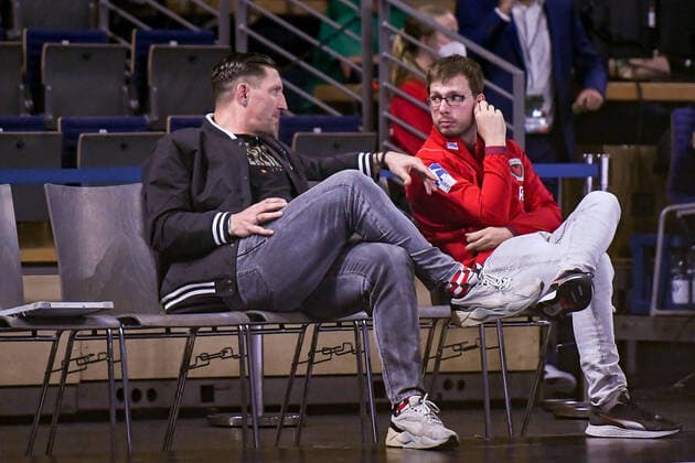 03.10.2021, xlakx, Handball LIQUI MOLY 1.Bundesliga, Fuechse Berlin - HC Erlangen emspor, v.l.sitzend auf der Bank schauen sich in die Augen Stefan Kretzschmar (Fuechse Berlin Vorstand und Jaron Siewert (Fuechse Berlin Trainer) Berlin