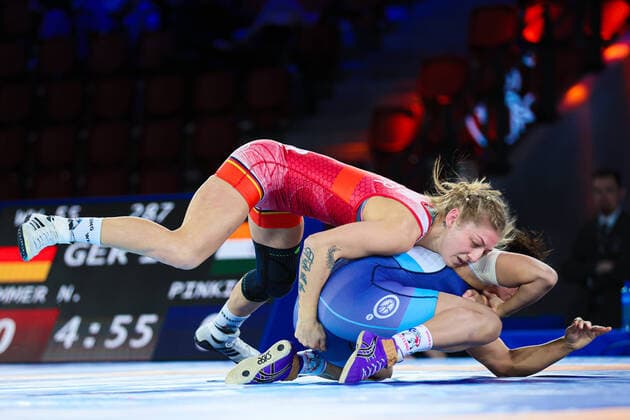 Bilder des Jahres 2021, Sport 10 Oktober Sport Themen der Woche KW40 Sport Bilder des Tages Wrestling World Championships WW 55kg - Nina HEMMER (GER) df. Pinki PINKI (IND) Oslo Norway *** Wrestling World Championships WW 55kg Nina HEMMER GER df Pinki PINKI IND Oslo Norway Copyright: xUnitedxWorldxWrestlingx xKadirxCaliskanx