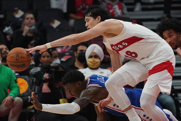 October 4, 2021, Toronto, on, Canada: Toronto Raptors forward Yuta Watanabe (18) and Philadelphia 76ers forward Paul Reed (44) dive for a loose ball during second half pre-season NBA, Basketball Herren, USA basketball action in Toronto on Monday Oct. 4, 2021. Canada News - October 4, 2021  - ZUMAc35_ 20211004_zaf_c35_059 Copyright: xNathanxDenettex