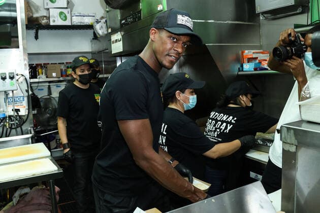 National Taco Day With Los Angeles Lakers Star Rajon Rondo At Tacos AF American professional basketball player Rajon Rondo attends the National Taco Day With Los Angeles Lakers Star Rajon Rondo held at Tacos AF on October 4, 2021 in Los Angeles, California, United States. Tacos AF partnered with Lakers Rajon Rondo to support the Downtown community by donating a portion of proceeds from taco sales on National Taco Day - Monday, October 4th to the Downtown Women s Center. Rondo served taco s this afternoon to some members of the Women s Center. Los Angeles California United States 0137248328st  Copyright: xImagexPressxAgencyx