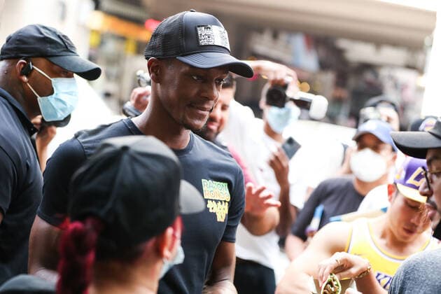 National Taco Day With Los Angeles Lakers Star Rajon Rondo At Tacos AF American professional basketball player Rajon Rondo attends the National Taco Day With Los Angeles Lakers Star Rajon Rondo held at Tacos AF on October 4, 2021 in Los Angeles, California, United States. Tacos AF partnered with Lakers Rajon Rondo to support the Downtown community by donating a portion of proceeds from taco sales on National Taco Day - Monday, October 4th to the Downtown Women s Center. Rondo served taco s this afternoon to some members of the Women s Center. Los Angeles California United States 0137248692st  Copyright: xImagexPressxAgencyx