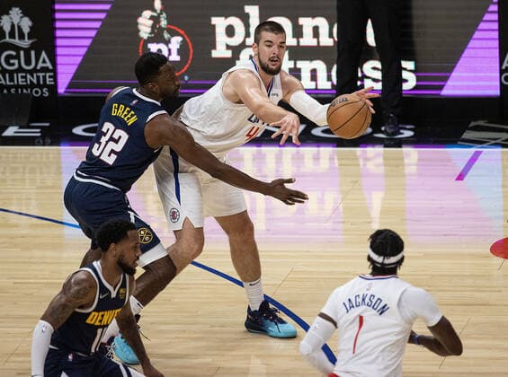 October 4, 2021, Los Angeles, California, USA: Ivica Zubac 40 of the Los Angeles Clippers is defended by Jeff Green 32 of the Denver Nuggets during their preseason NBA, Basketball Herren, USA game on Monday October 4, 2021 at the Staples Center in Los Angeles, California. Clippers defeat Nuggets, 103 - 102. PI Los Angeles USA - ZUMAp124 20211004_zaa_p124_004 Copyright: xJAVIERxROJASx